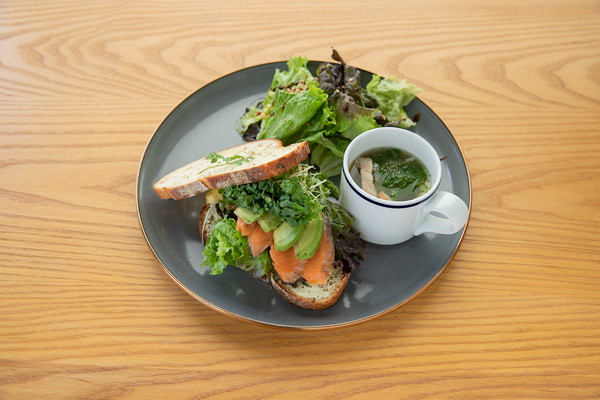 Sandwich｜パニーニ（アボカドサーモン）［サラダ・スープ付］　Lunch set ¥1,100