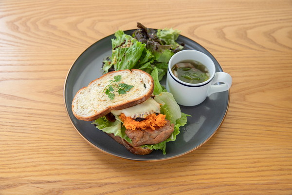 Sandwich｜パニーニ（テリヤキチーズ）［サラダ・スープ付］　Lunch set ¥1,100