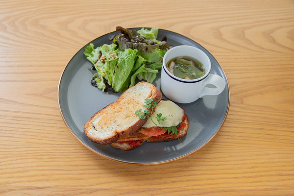 Sandwich｜パニーニ（燻製ベーコン）［サラダ・スープ付］　Lunch set ¥1,100