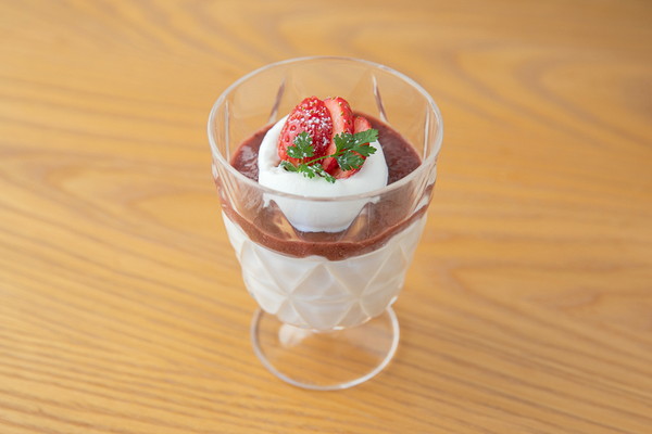Dessert set｜苺のパンナコッタ［セットドリンク付］　¥880